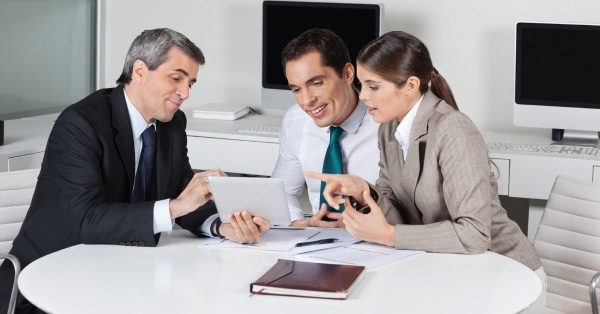 זוג עם יועץ מס